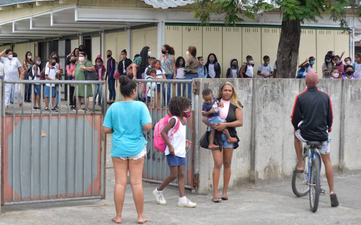 Rio de Janeiro - 09/11/2021 -  RIO DE JANEIRO - EDUCACAO  - Escola Municipal Wan-Tuyl da Silva Cardoso, vem sofrendo com furtos constantes por conto do muro baixo , deixando estudantes no escuro e sem merenda em Padre Miguel    Foto : Fabio Costa/ Agencia O Dia - Fabio Costa/Agencia O Dia