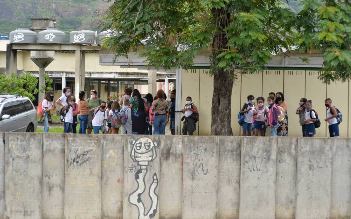 Rio de Janeiro - 09/11/2021 -  RIO DE JANEIRO - EDUCACAO  - Escola Municipal Wan-Tuyl da Silva Cardoso, vem sofrendo com furtos constantes por conto do muro baixo , deixando estudantes no escuro e sem merenda em Padre Miguel    Foto : Fabio Costa/ Agencia O Dia
