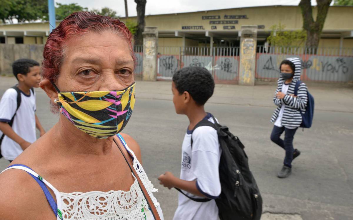 Rio de Janeiro - 09/11/2021 -  RIO DE JANEIRO - EDUCACAO  - Escola Municipal Wan-Tuyl da Silva Cardoso, vem sofrendo com furtos constantes por conto do muro baixo , deixando estudantes no escuro e sem merenda em Padre Miguel  na foto Ivanilda de Souza  Foto : Fabio Costa/ Agencia O Dia