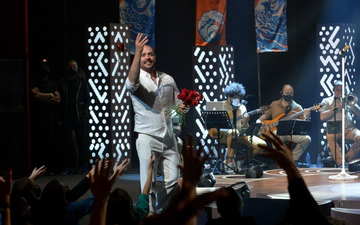 Diogo Nogueira faz show em São Paulo e Paolla Oliveira acompanha tudo da coxia