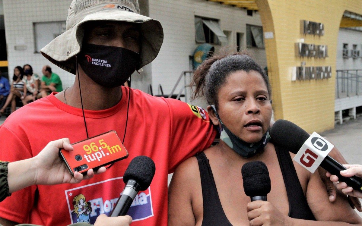 Danilo e Rejane Pai e Av&oacute; do menino morto em incendio no morro do Chapad&atilde;o, foto no IML do centro 