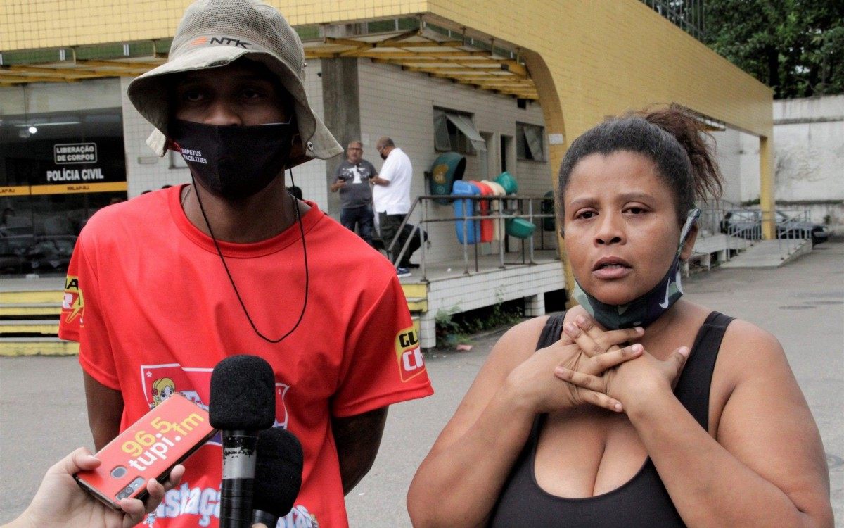 Danilo e Rejane Pai e Avó do menino morto em incendio no morro do Chapadão, foto no IML do centro  - Marcos Porto/Agencia O Dia