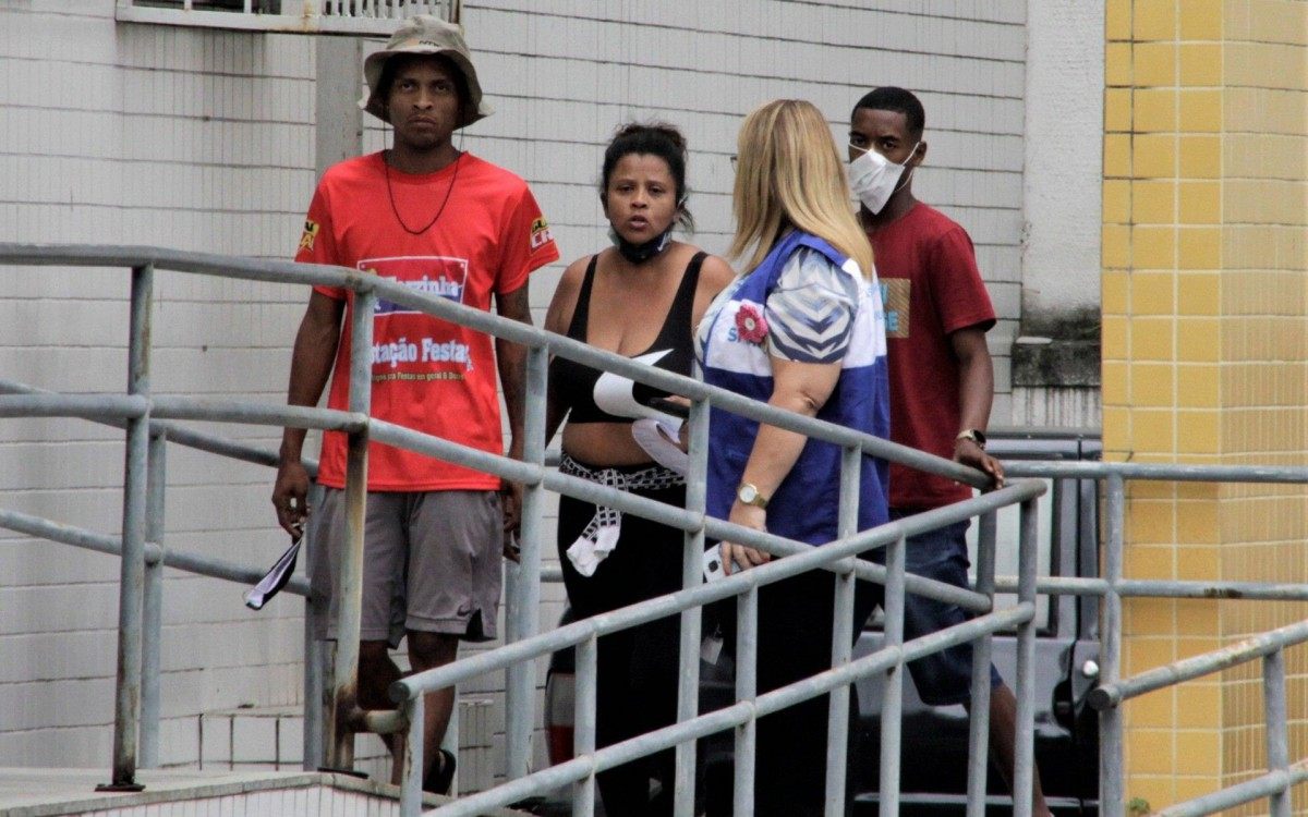 Danilo e Rejane Pai e Av&oacute; do menino morto em incendio no morro do Chapad&atilde;o, foto no IML do centro 