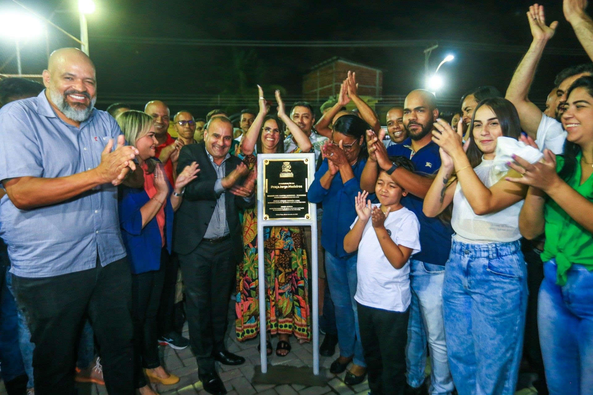Marcelo Canella, Daniela do Waguinho, prefeito Waguinho e familiares de Jorge Medeiros descerraram a placa de inaugura&ccedil;&atilde;o - Rafael Barreto / PMBR