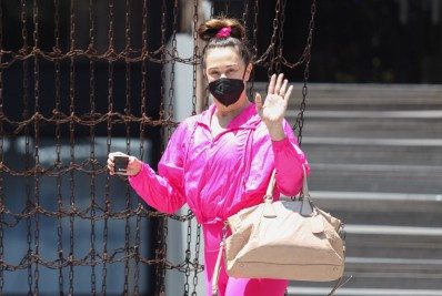 Discreta?! Claudia Raia esbanja estilo com look pink na academia