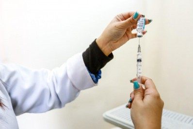 Belford Roxo vacina com a dose de reforço contra a Covid-19 idosos de 65 a 69 anos 