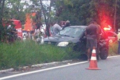 Colisão entre carro e moto deixa feridos em Volta Redonda
