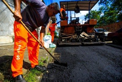 Prefeitura asfalta ruas no bairro Prata em Belford Roxo