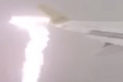 Vídeo: passageiro filma momento em que raio atinge asa de avião