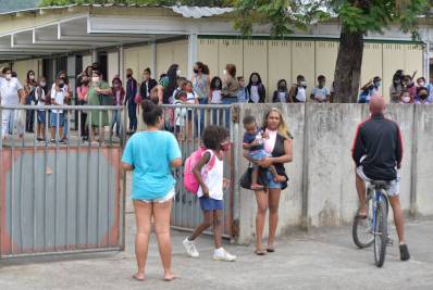 Alvo de furtos, escola deixa de servir refeições e reduz tempo de aula