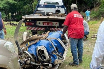 Destroços do avião que caiu com Marília Mendonça chegam ao Rio