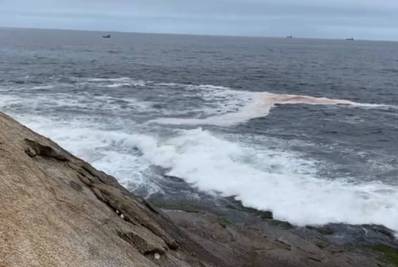 Mau cheiro e aspecto de sujeira na praia do Arpoador surpreende surfistas