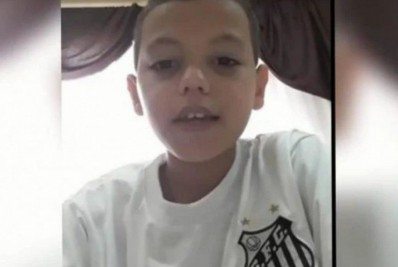 Botafogo envia presente ao jovem Bruninho, torcedor do Santos que foi hostilizado por pedir camisa do Palmeiras