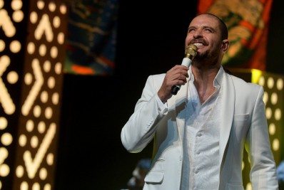 Paolla Oliveira acompanha show de Diogo Nogueira nos bastidores