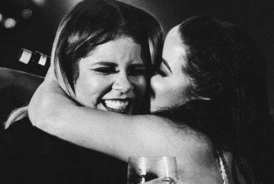 Maraisa mostra dedicatória em presente que ganhou de Marília Mendonça