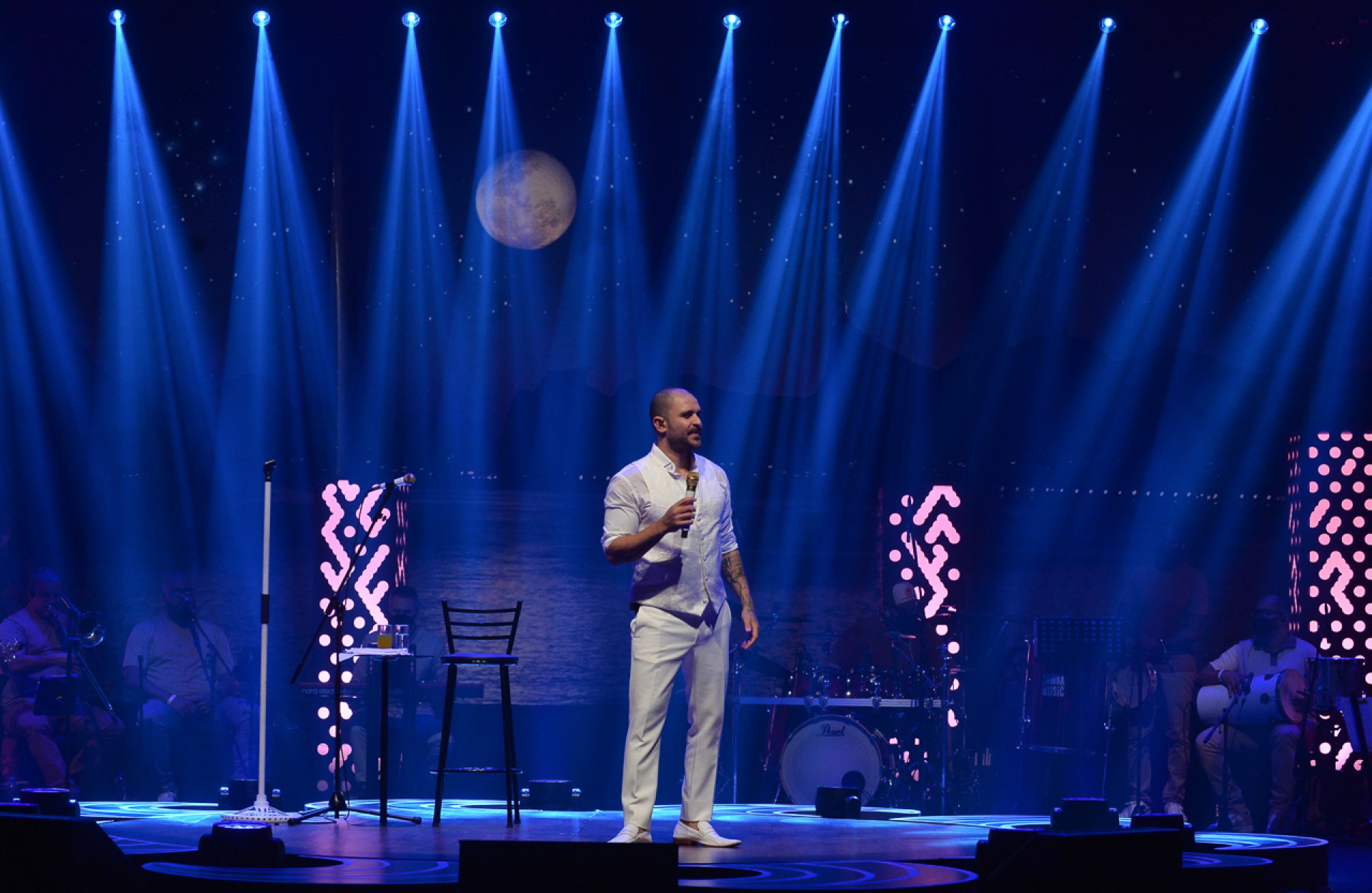 Diogo Nogueira faz show em São Paulo e Paolla Oliveira acompanha tudo da coxia - Francisco Cepeda / Ag. News