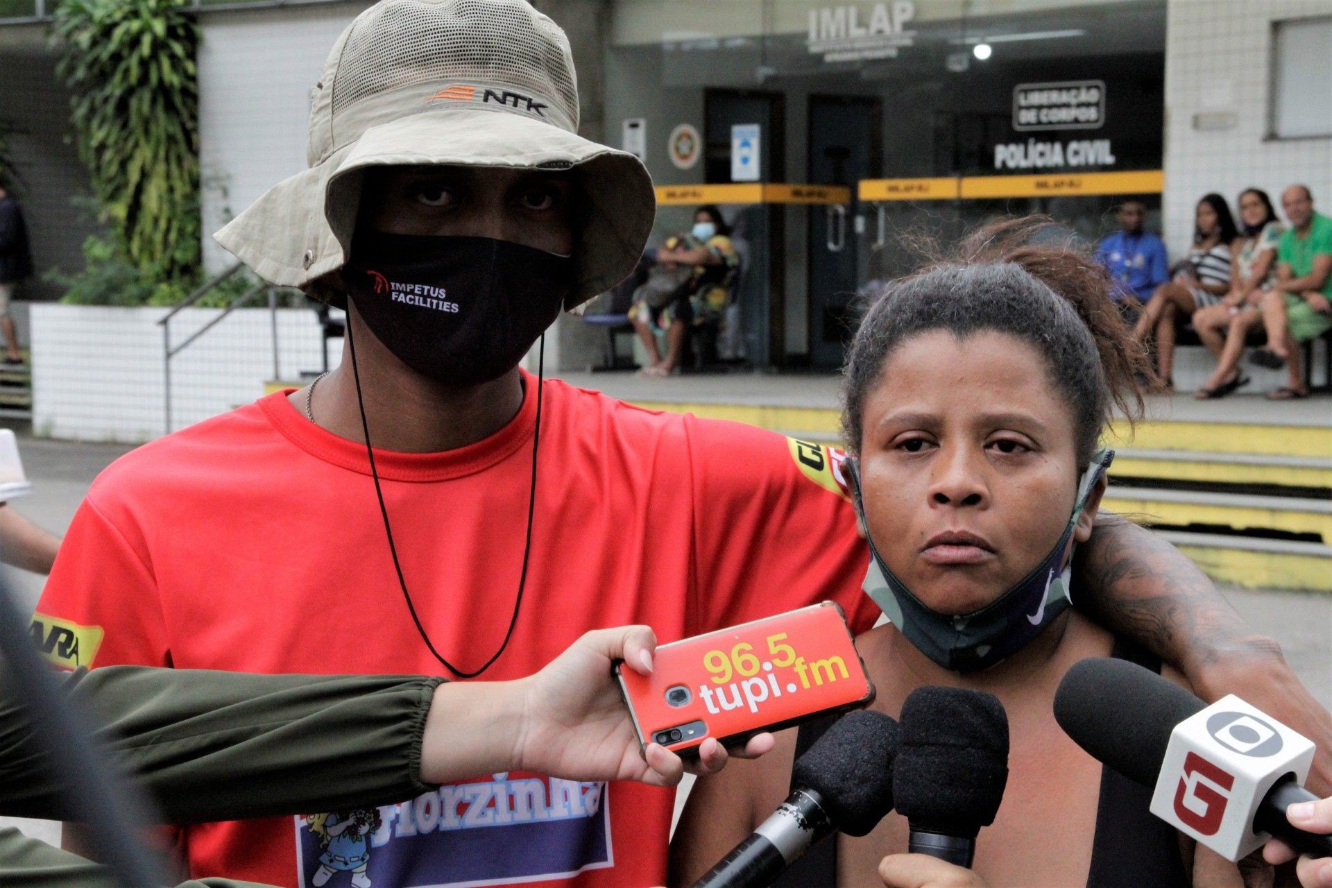 Danilo e Rejane Pai e Av&oacute; do menino morto em incendio no morro do Chapad&atilde;o, foto no IML do centro 