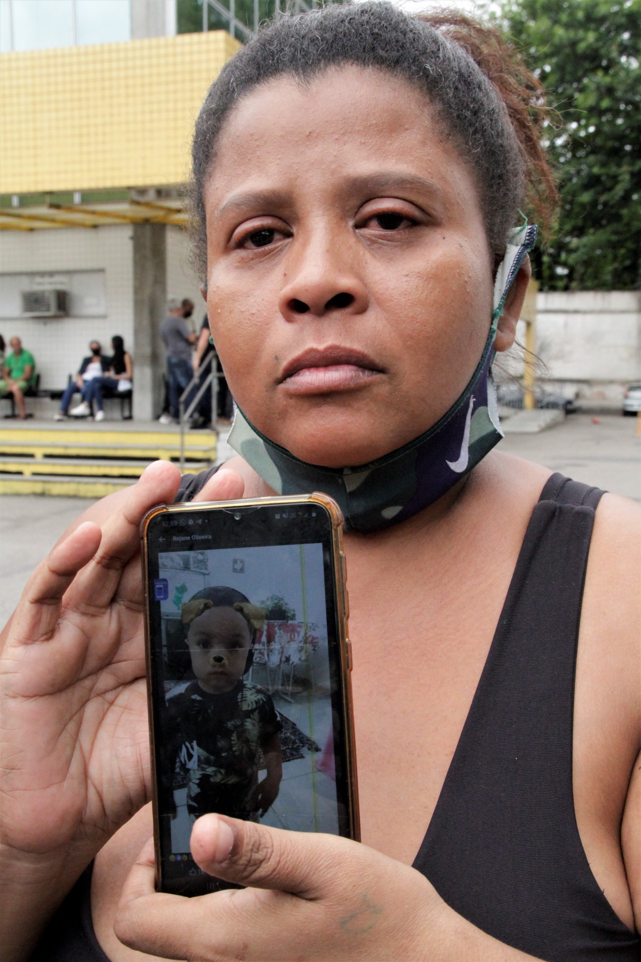 Danilo e Rejane Pai e Avó do menino morto em incendio no morro do Chapadão, foto no IML do centro  - Marcos Porto/Agencia O Dia