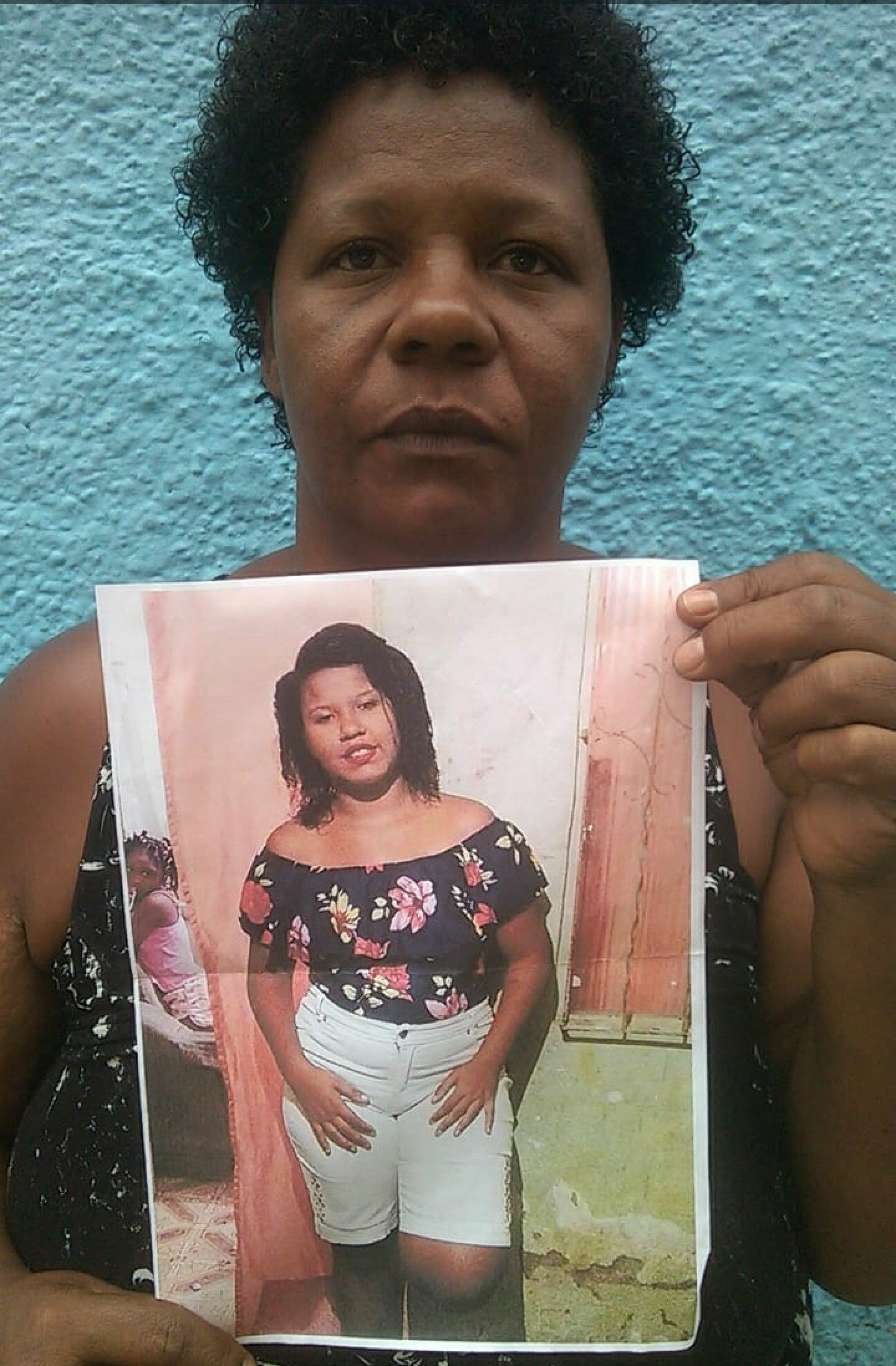 vendedora ambulante Cristiana Costa da Silva, de 43 anos, faz buscas, diariamente, para encontrar o paradeiro da filha Vict&oacute;ria Maria, 15, sumida h&aacute; mais de dois meses, na Z Oeste  