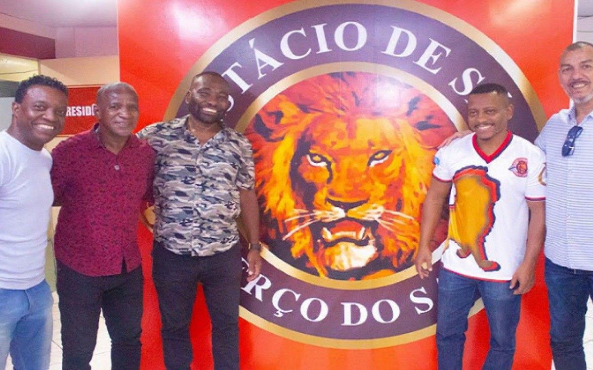 Ídolos do Fla visitam barracão e confirmam participação no desfile