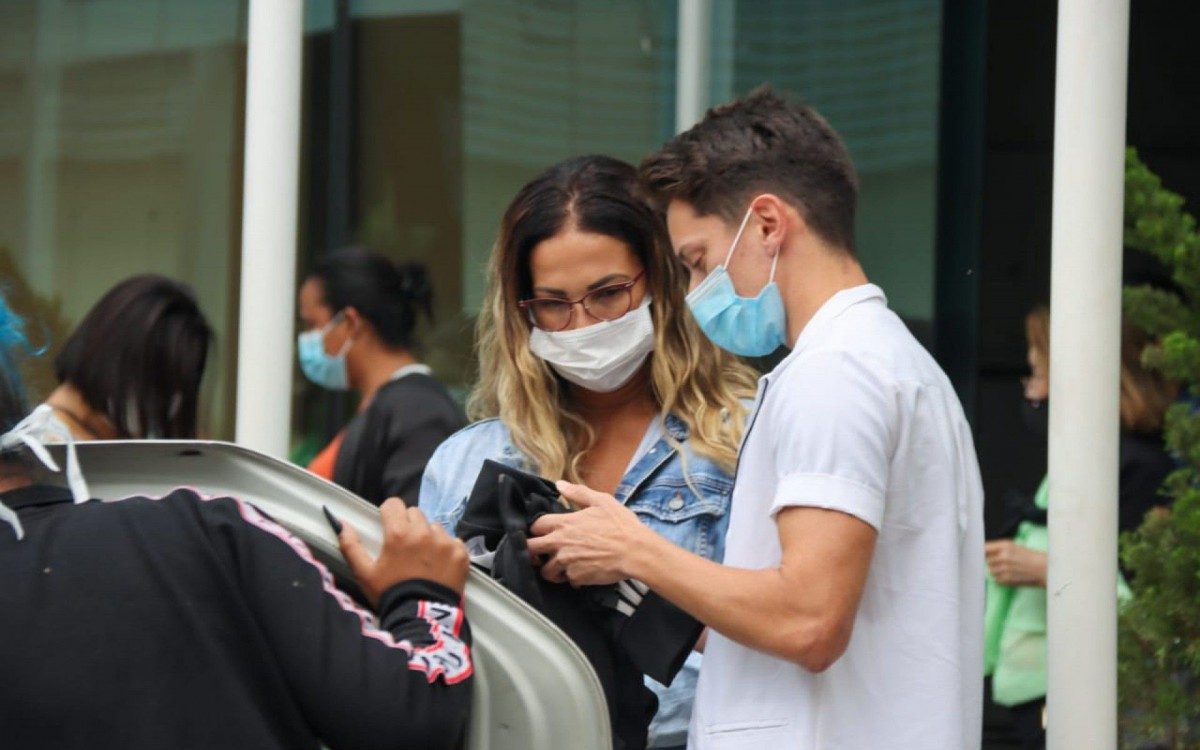 Após Internação Valesca Popozuda Renova O Bronzeado Em Praia Do Rio Celebridades O Dia