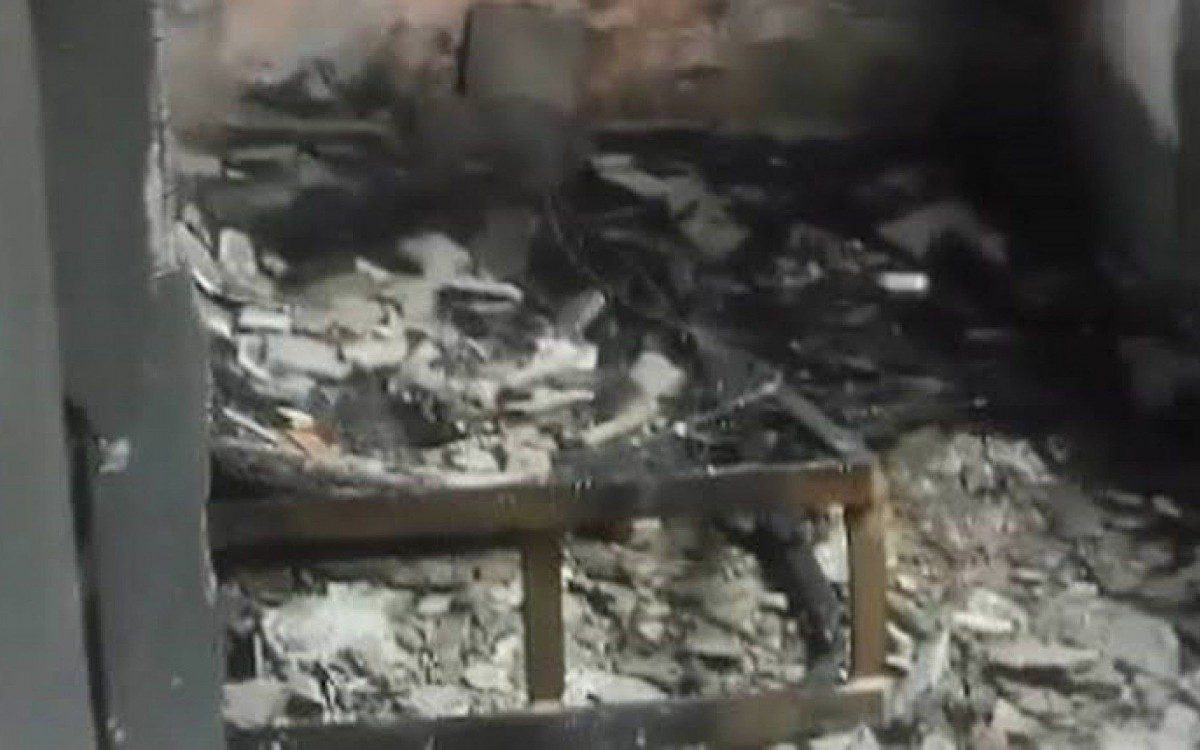 Jovem se identifica como prima de menino morto no Chapad&atilde;o e mostra como ficou o im&oacute;vel ap&oacute;s o inc&ecirc;ndio 