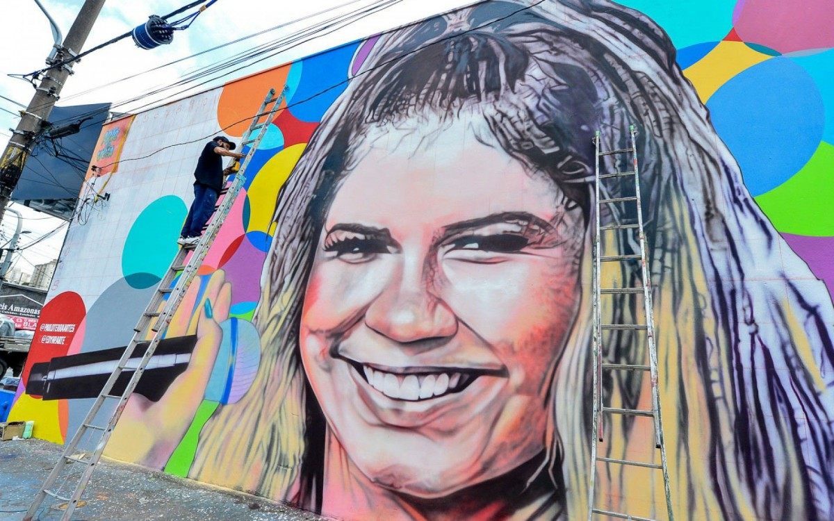 Mar&iacute;lia Mendon&ccedil;a &eacute; homenageada com painel de 23 metros de largura na Estrada do Campo Limpo, em S&atilde;o Paulo