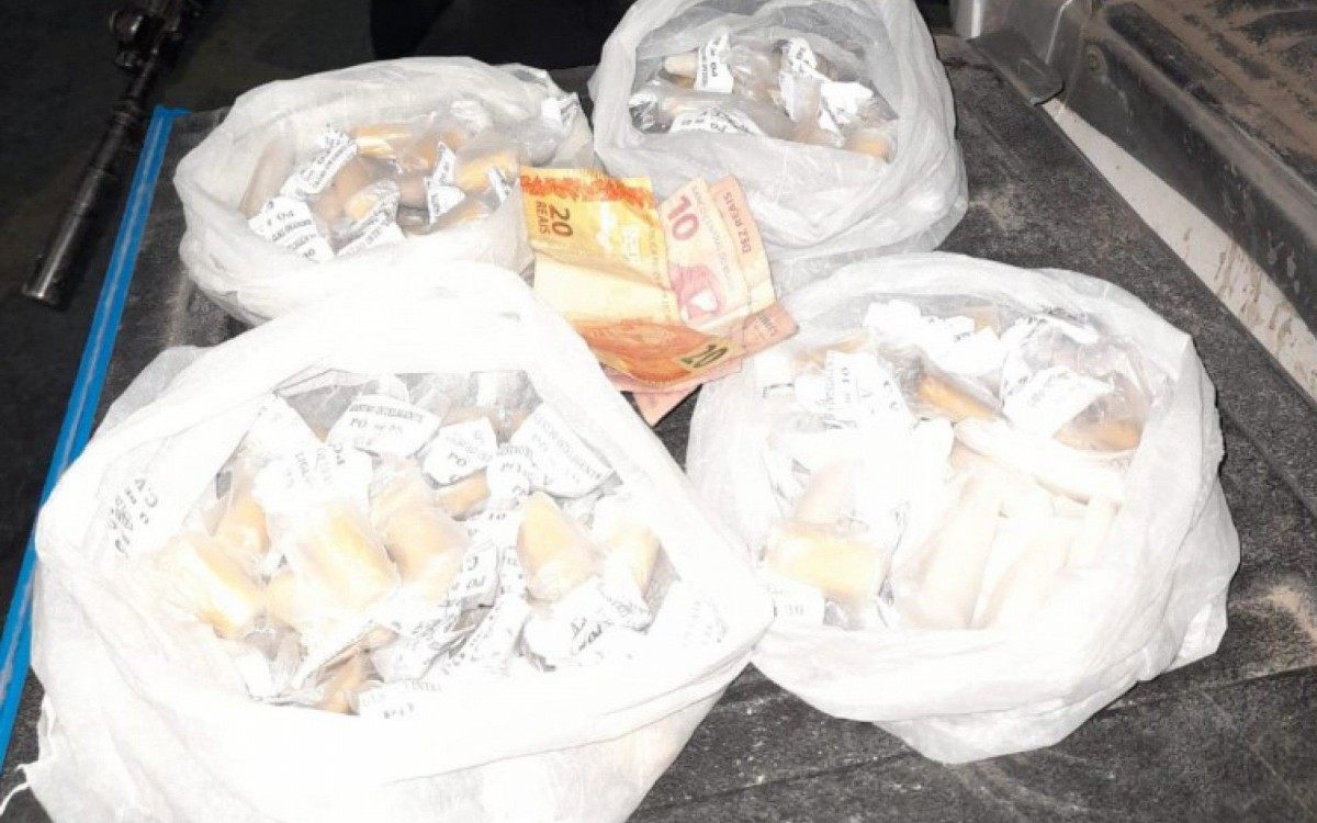 Dois elementos foram presos na comunidade da Rainha da Sucata, no bairro Monte Alegre, pelo GAT