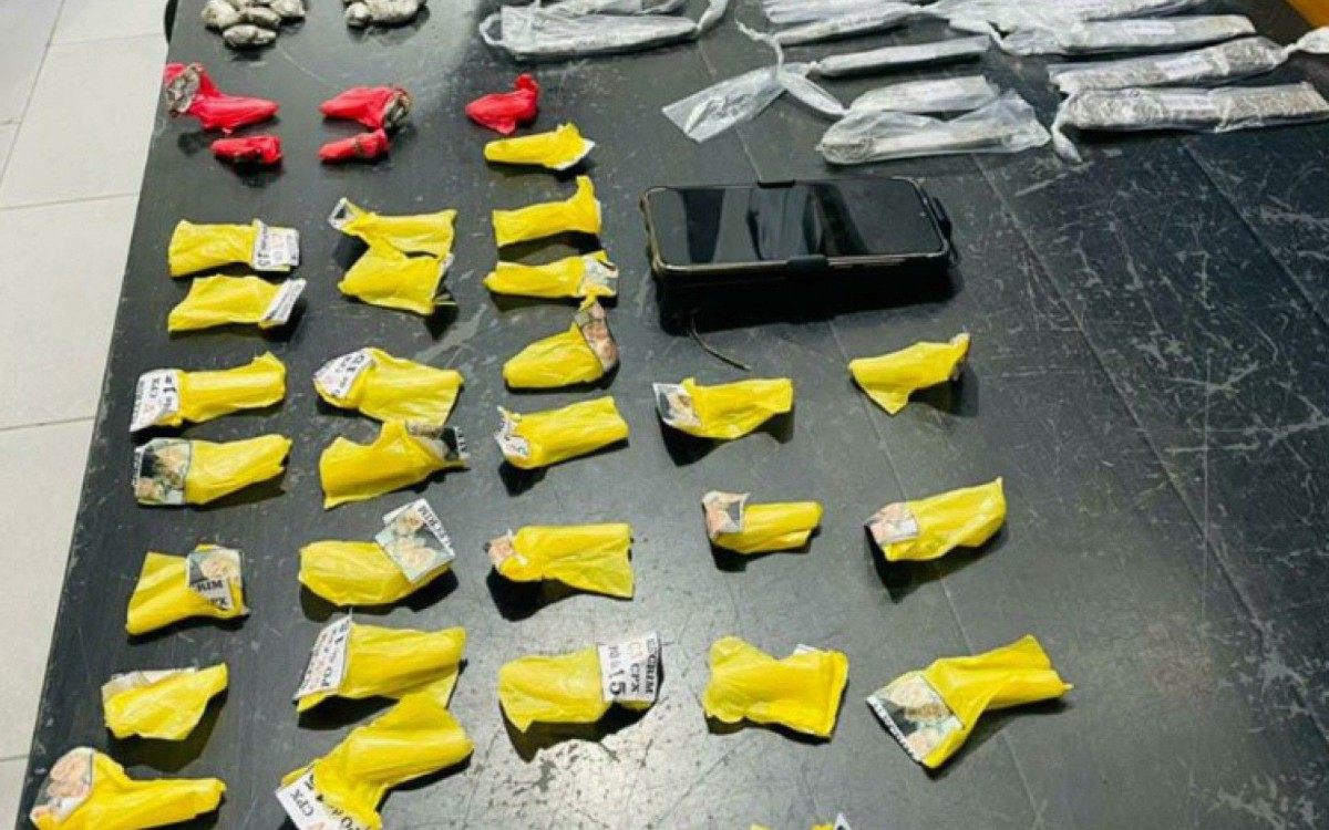 Foram apreendidas 68 tiras de maconha, 36 c&aacute;psulas de coca&iacute;na, um aparelho celular e R$ 15 em esp&eacute;cie com um elemento no Jardim Esperan&ccedil;a, na rua Damasceno