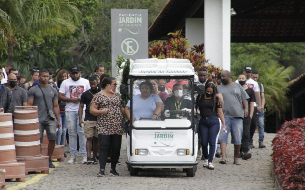 Charles foi enterrado nesta quarta-feira, no Jardim da Saudade, em Paciência - Marcos Porto / Agência O Dia 