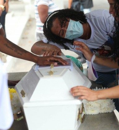 Corpo de menino de 11 anos que morreu em incêndio em Cabo Frio é liberado  do IML; escola está em luto, Região dos Lagos