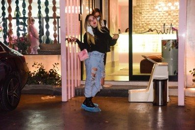 Toda sorridente, Virgínia Fonseca cuida da beleza em SP