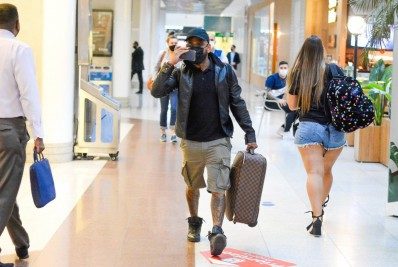Apressado, Nego do Borel embarca em aeroporto do Rio