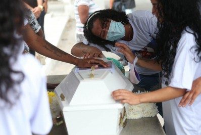 Corpo de menino morto em incêndio no Chapadão é enterrado em Inhaúma; Família acusa vizinho