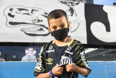 Santos leva menino ameaçado por ganhar camisa de rival para gramado da Vila Belmiro