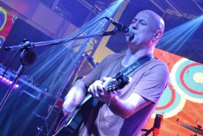 Músico morre a caminho de clínica de reabilitação; polícia prende quatro suspeitos