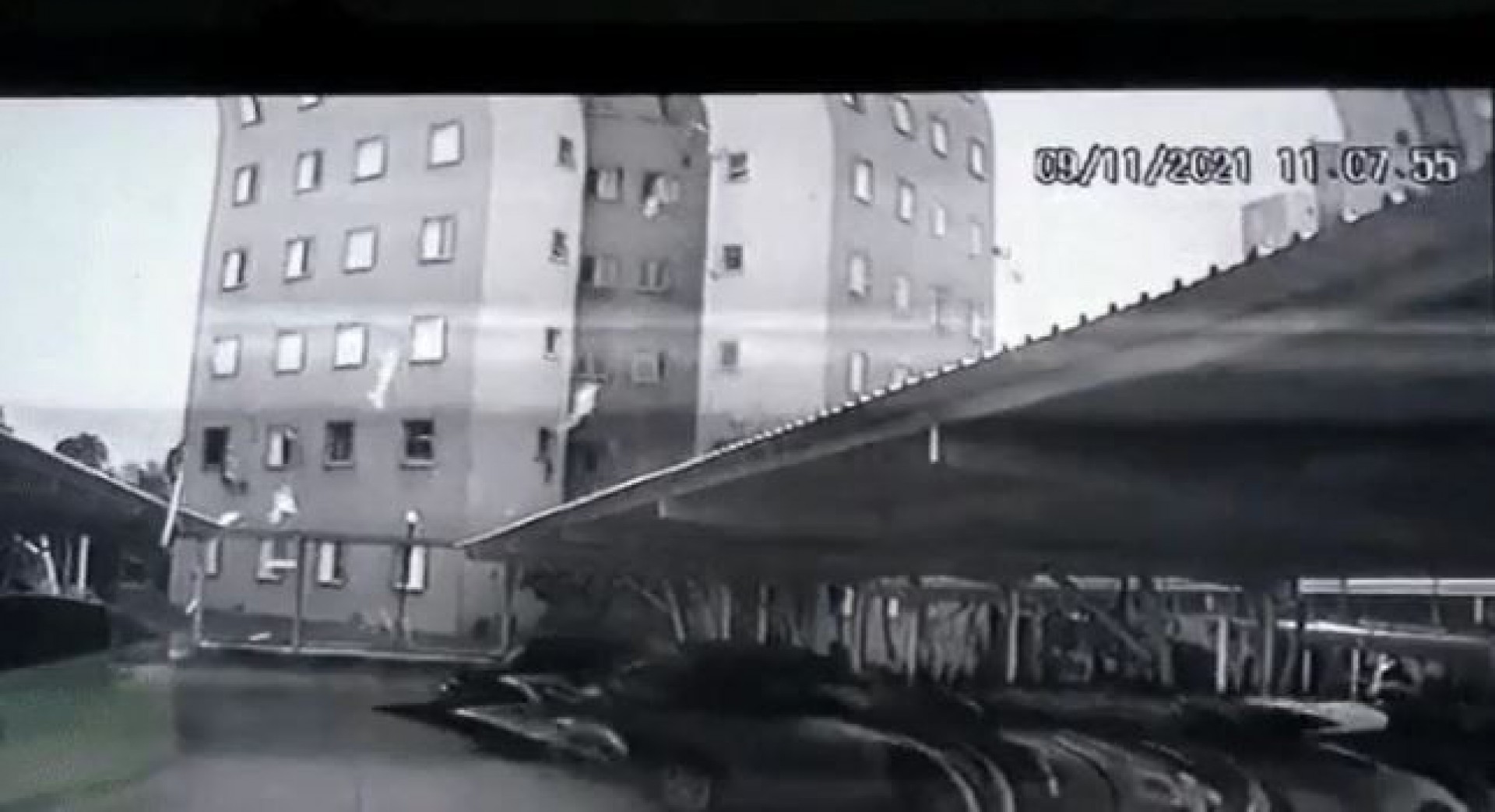 Imagens mostram quando as janelas explodem no primeiro andar de um prédio em Jundiaí - Reprodução de vídeo