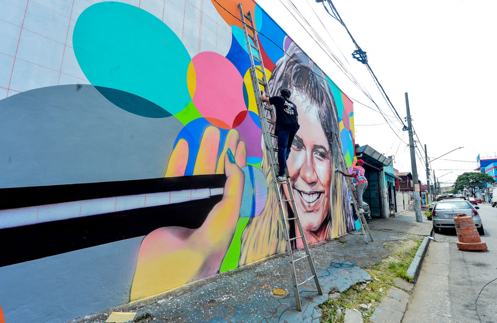 Marília Mendonça é homenageada com painel de 23 metros de largura na Estrada do Campo Limpo, em São Paulo - Francisco Cepeda / Ag. News