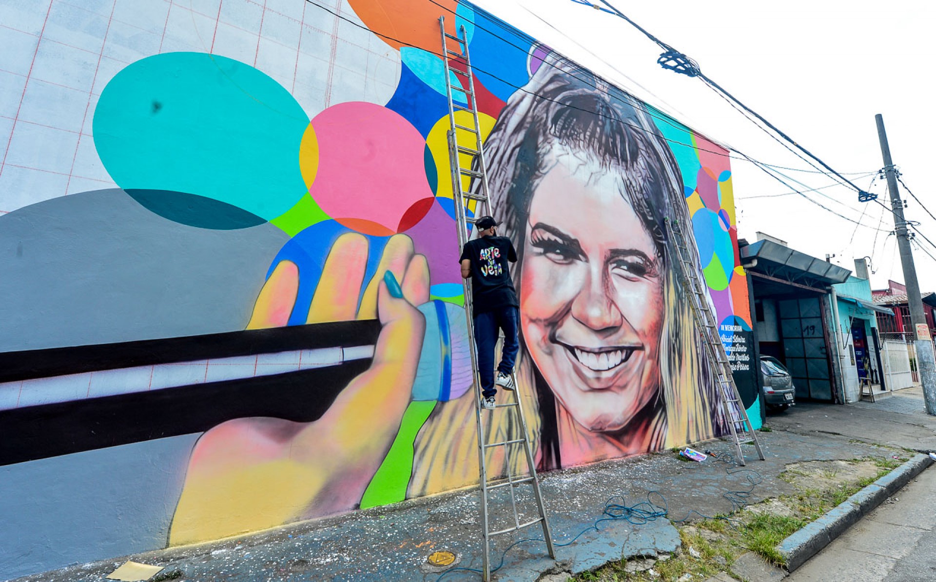 Marília Mendonça é homenageada com painel de 23 metros de largura na Estrada do Campo Limpo, em São Paulo - Francisco Cepeda / Ag. News