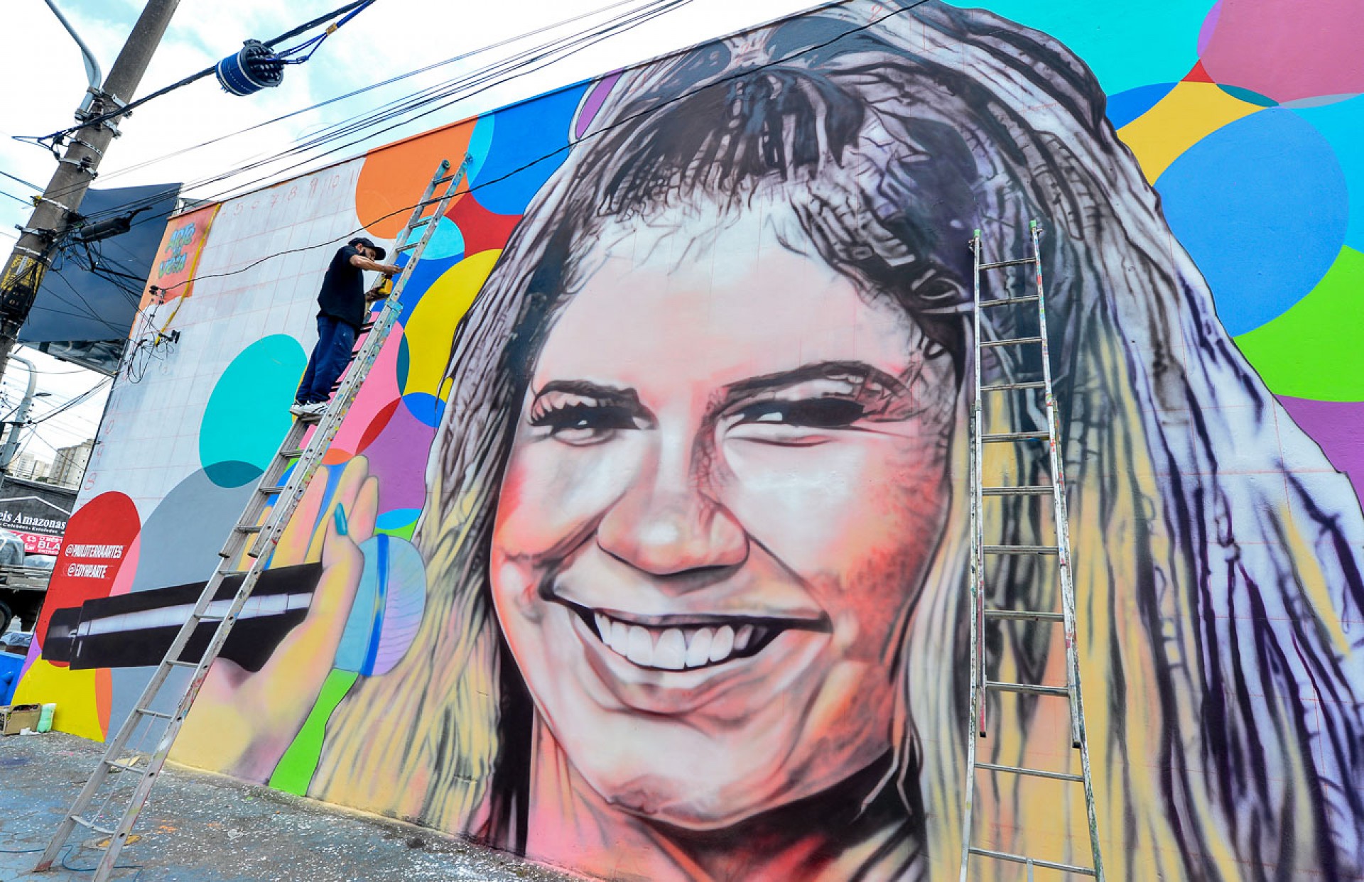 Marília Mendonça é homenageada com painel de 23 metros de largura na Estrada do Campo Limpo, em São Paulo - Francisco Cepeda / Ag. News