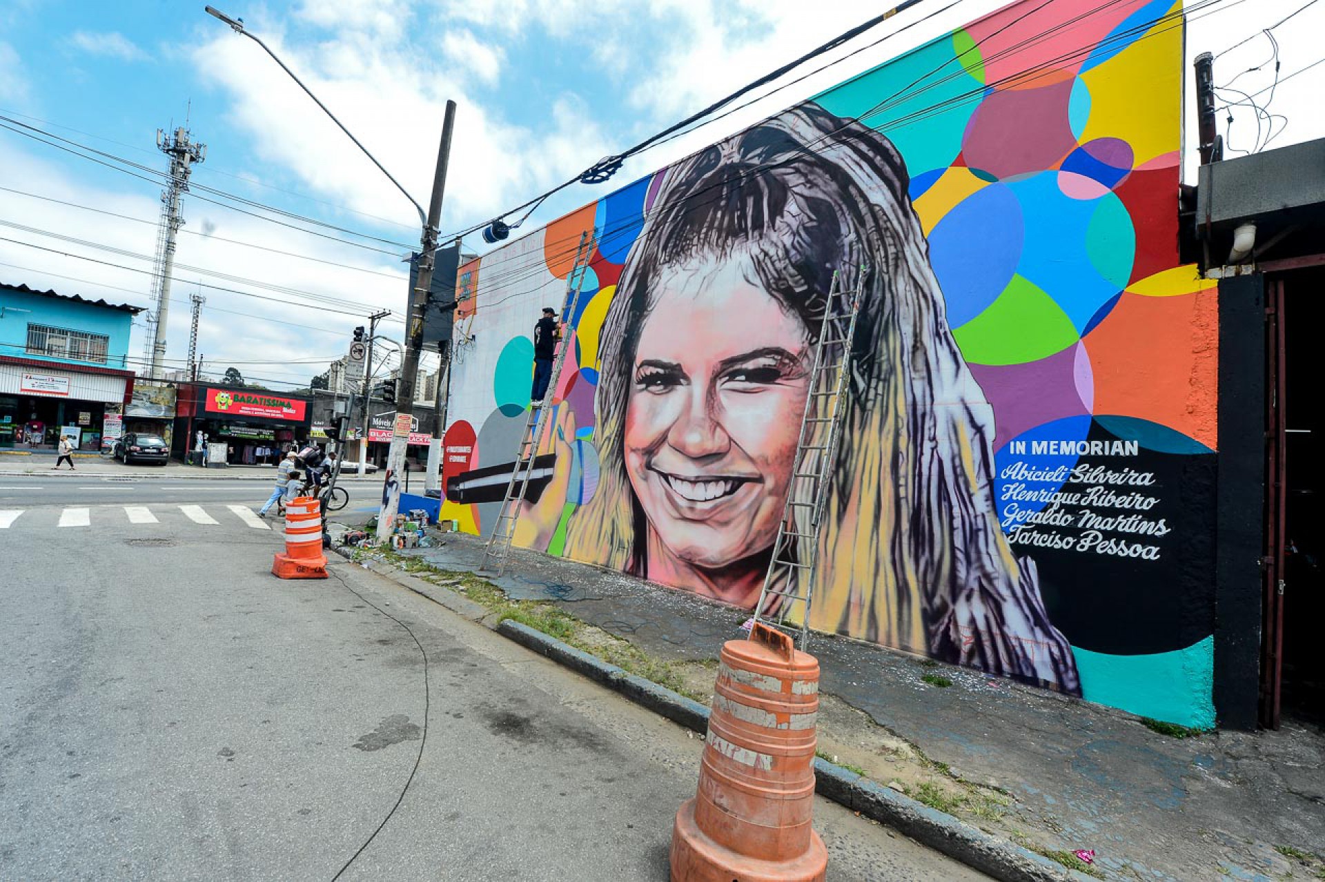 Marília Mendonça é homenageada com painel de 23 metros de largura na Estrada do Campo Limpo, em São Paulo - Francisco Cepeda / Ag. News