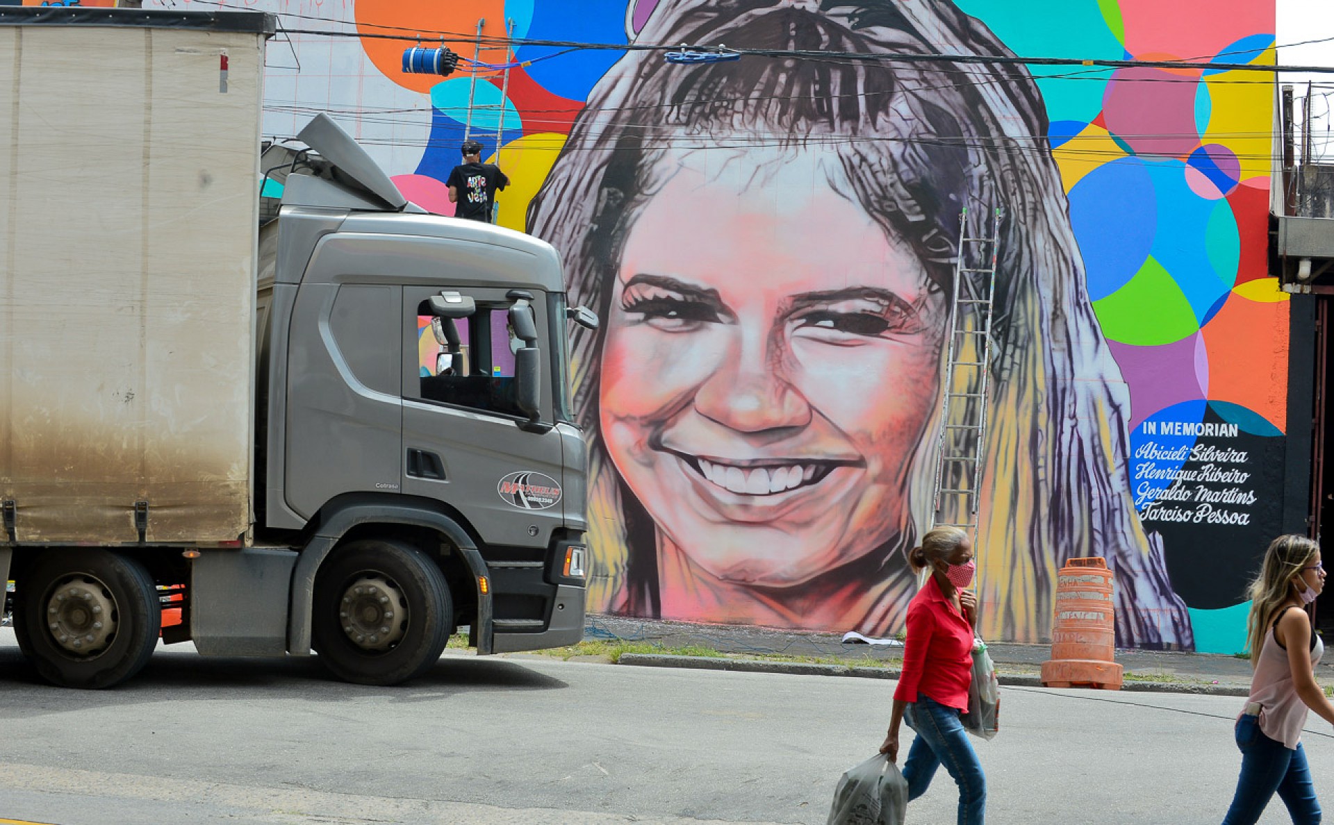 Marília Mendonça é homenageada com painel de 23 metros de largura na Estrada do Campo Limpo, em São Paulo - Francisco Cepeda / Ag. News