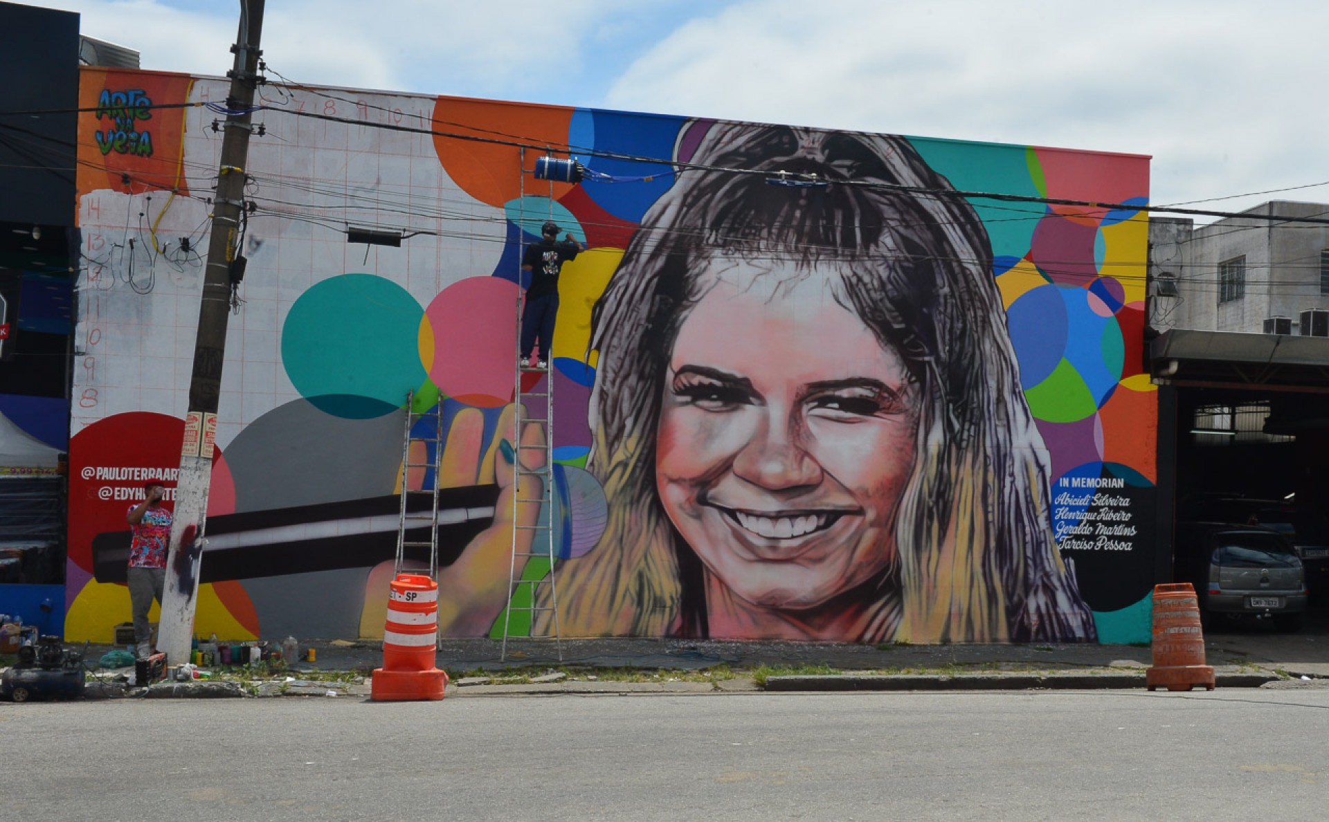 Marília Mendonça é homenageada com painel de 23 metros de largura na Estrada do Campo Limpo, em São Paulo - Francisco Cepeda / Ag. News