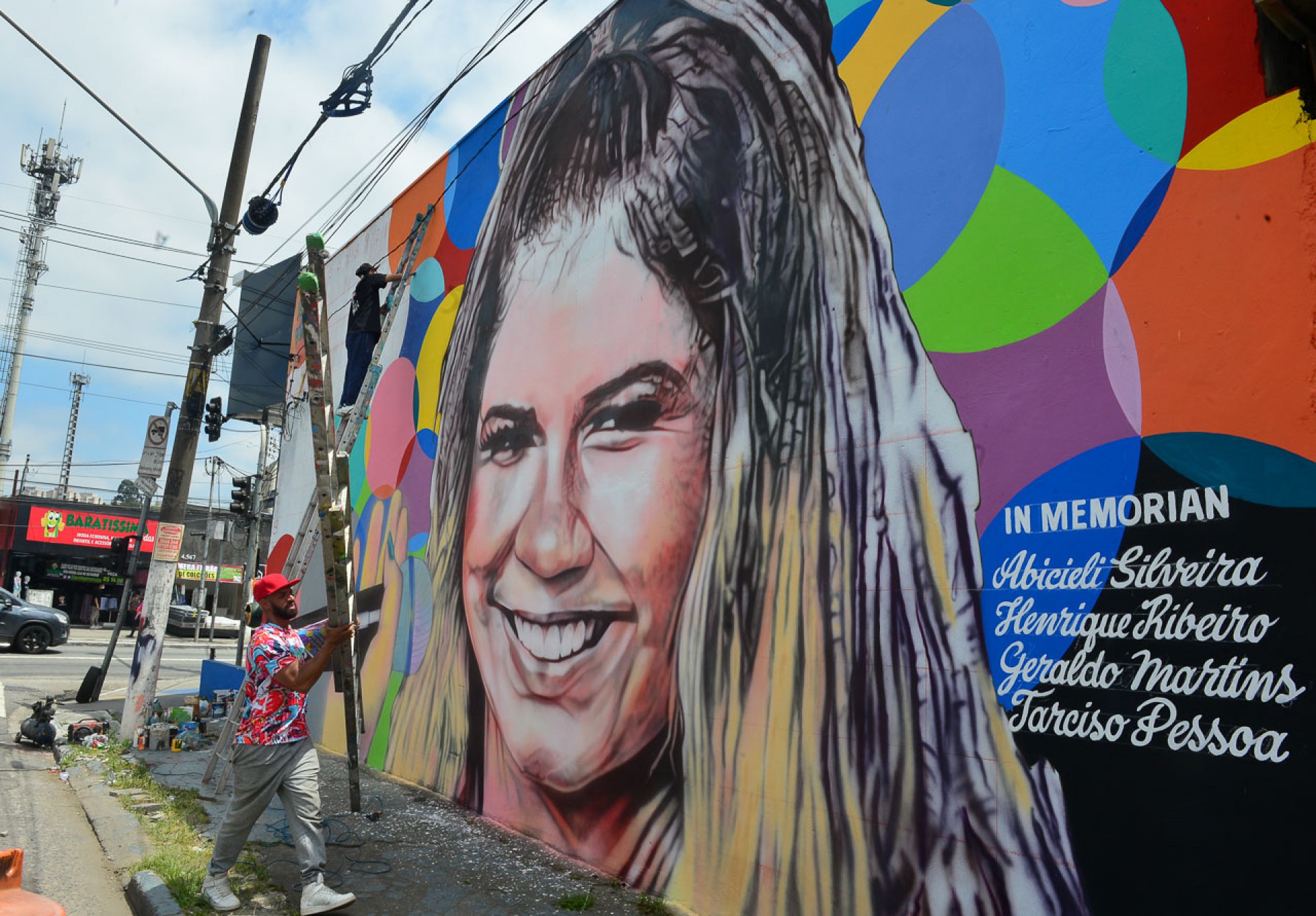 Marília Mendonça é homenageada com painel de 23 metros de largura na Estrada do Campo Limpo, em São Paulo - Francisco Cepeda / Ag. News