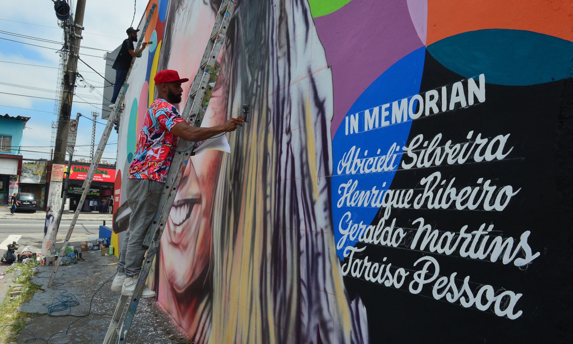 Marília Mendonça é homenageada com painel de 23 metros de largura na Estrada do Campo Limpo, em São Paulo - Francisco Cepeda / Ag. News