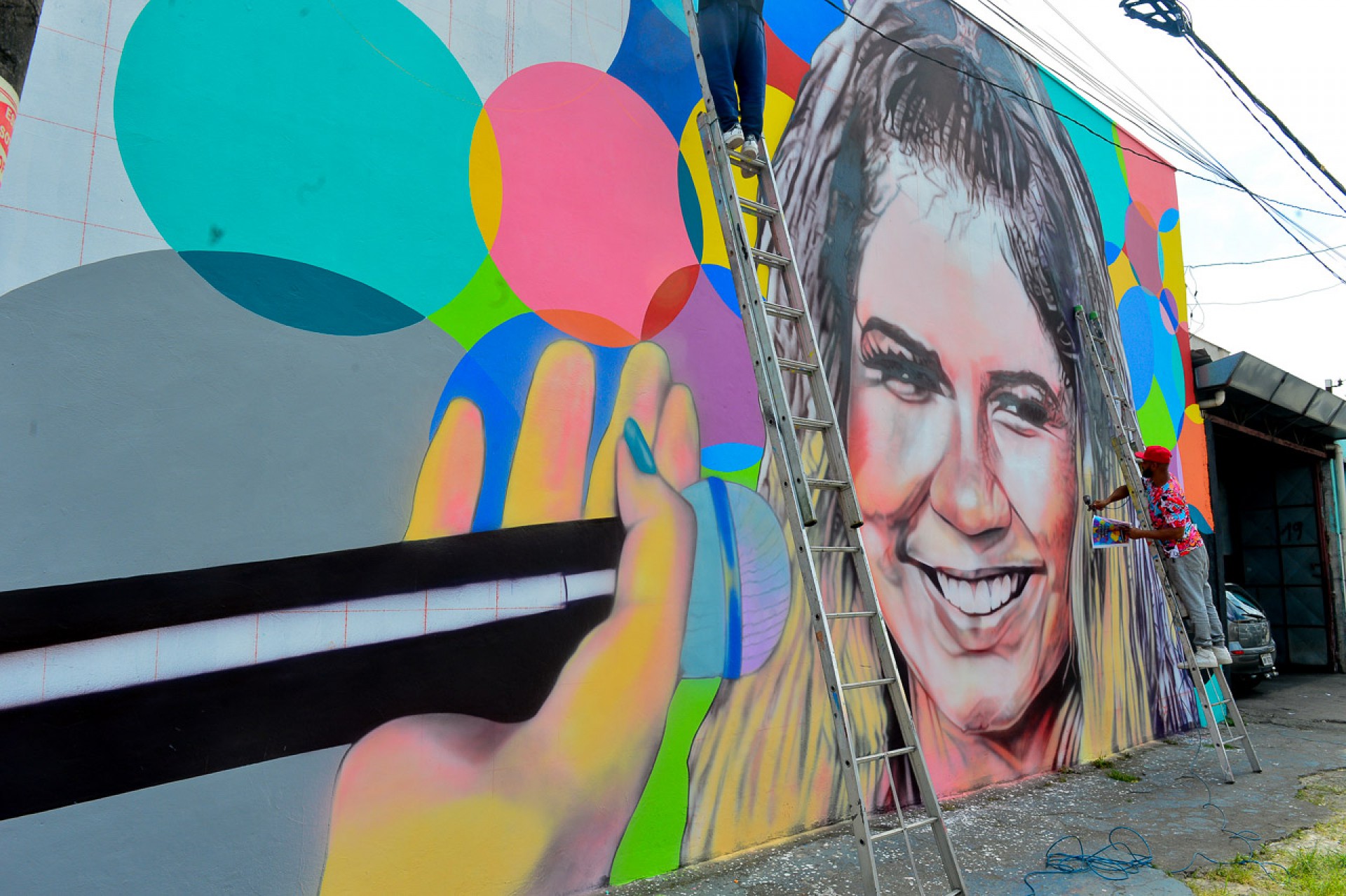 Marília Mendonça é homenageada com painel de 23 metros de largura na Estrada do Campo Limpo, em São Paulo - Francisco Cepeda / Ag. News