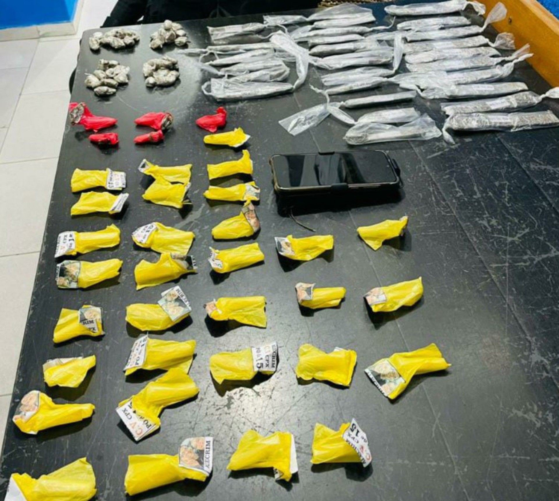 Foram apreendidas 68 tiras de maconha, 36 c&aacute;psulas de coca&iacute;na, um aparelho celular e R$ 15 em esp&eacute;cie com um elemento no Jardim Esperan&ccedil;a, na rua Damasceno - Letycia Rocha (RC24h)