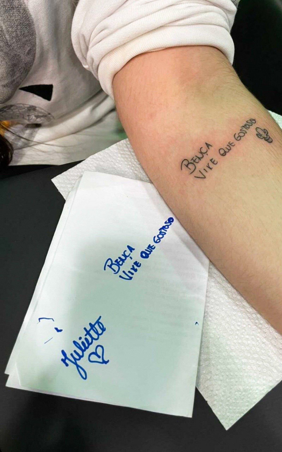 Juliette embarca no Aeroporto Santos Dumont, no Rio, e &eacute; surpreendida por homenagem de f&atilde; que tatuou suas m&uacute;sicas no antebra&ccedil;o
