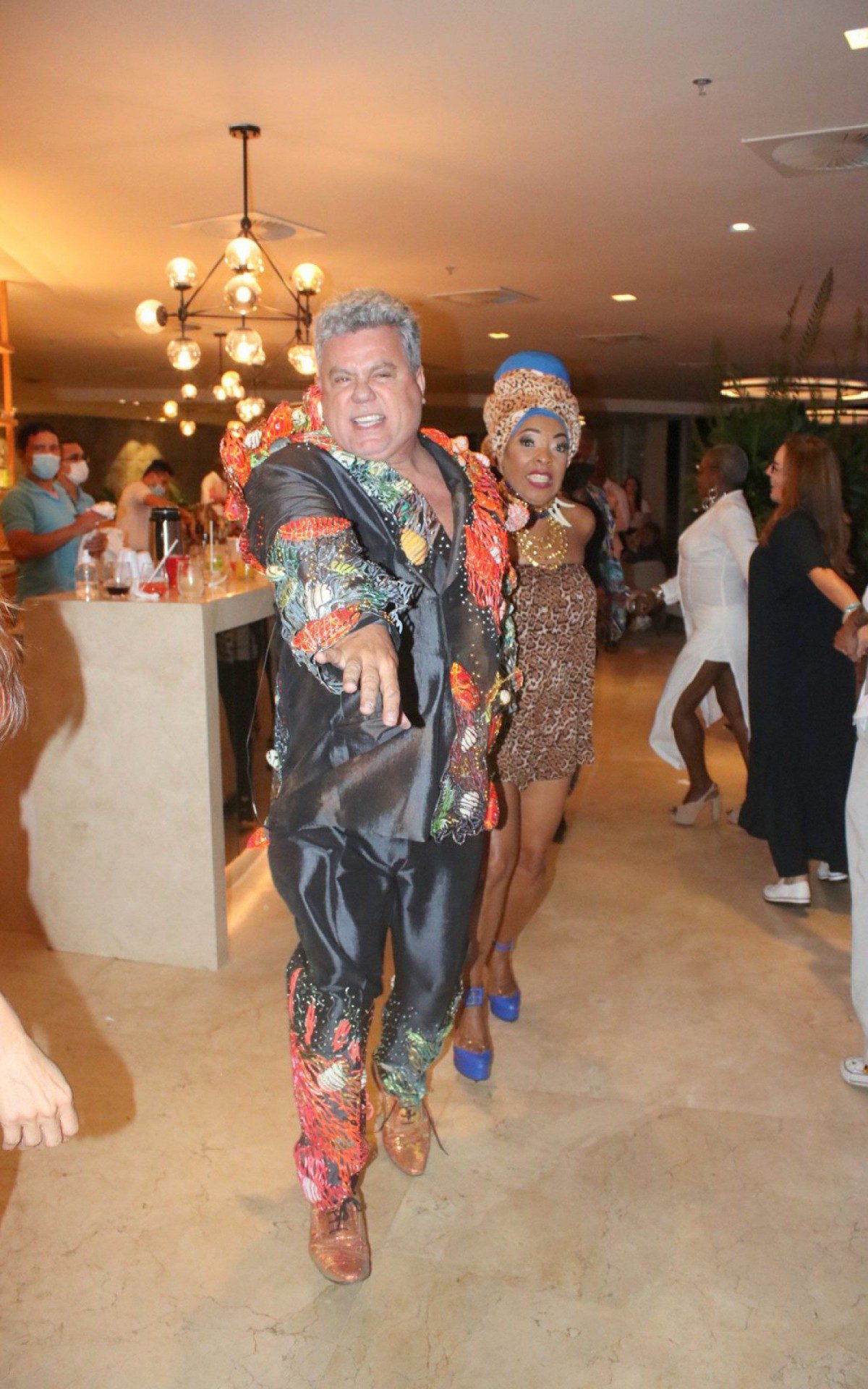 Milton Cunha recebe amigos, famosos e a bateria da Viradouro na sess&atilde;o de aut&oacute;grafos de seu livro, no Hotel Nacional, na Zona Sul do Rio, na noite desta quarta-feira