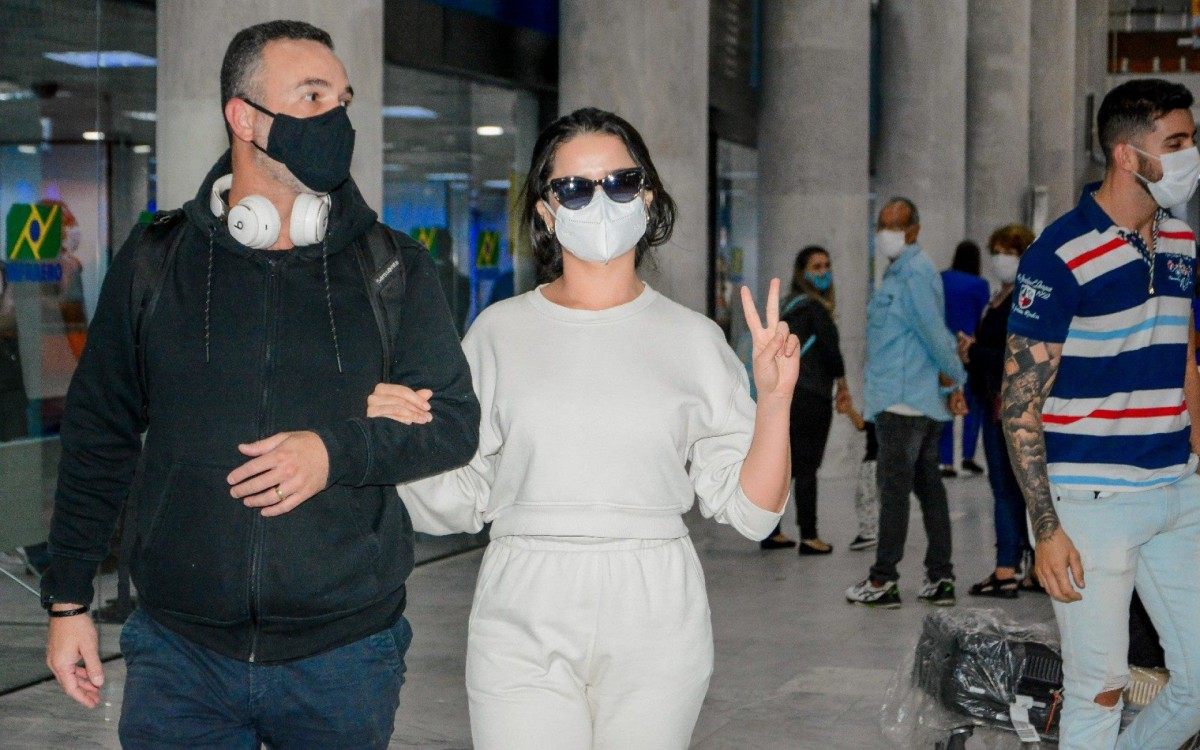 Juliette embarca no Aeroporto Santos Dumont, no Rio, e &eacute; surpreendida por homenagem de f&atilde; que tatuou suas m&uacute;sicas no antebra&ccedil;o